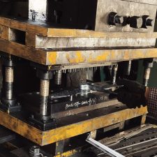 Lokšņu metāla štancēšanas process