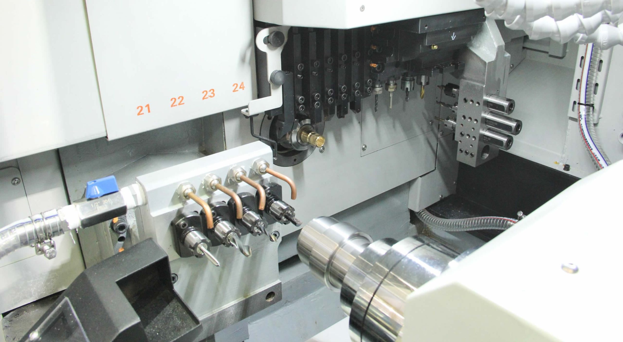 Zwitsers type CNC-draaibank die messing onderdeel bewerkt: